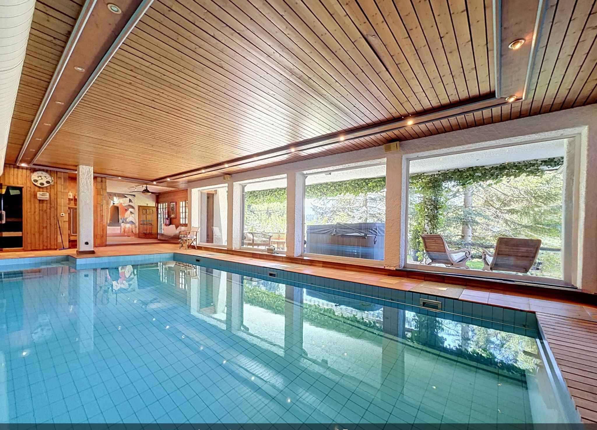Magnifique chalet avec piscine et spa, à l'abri des regards