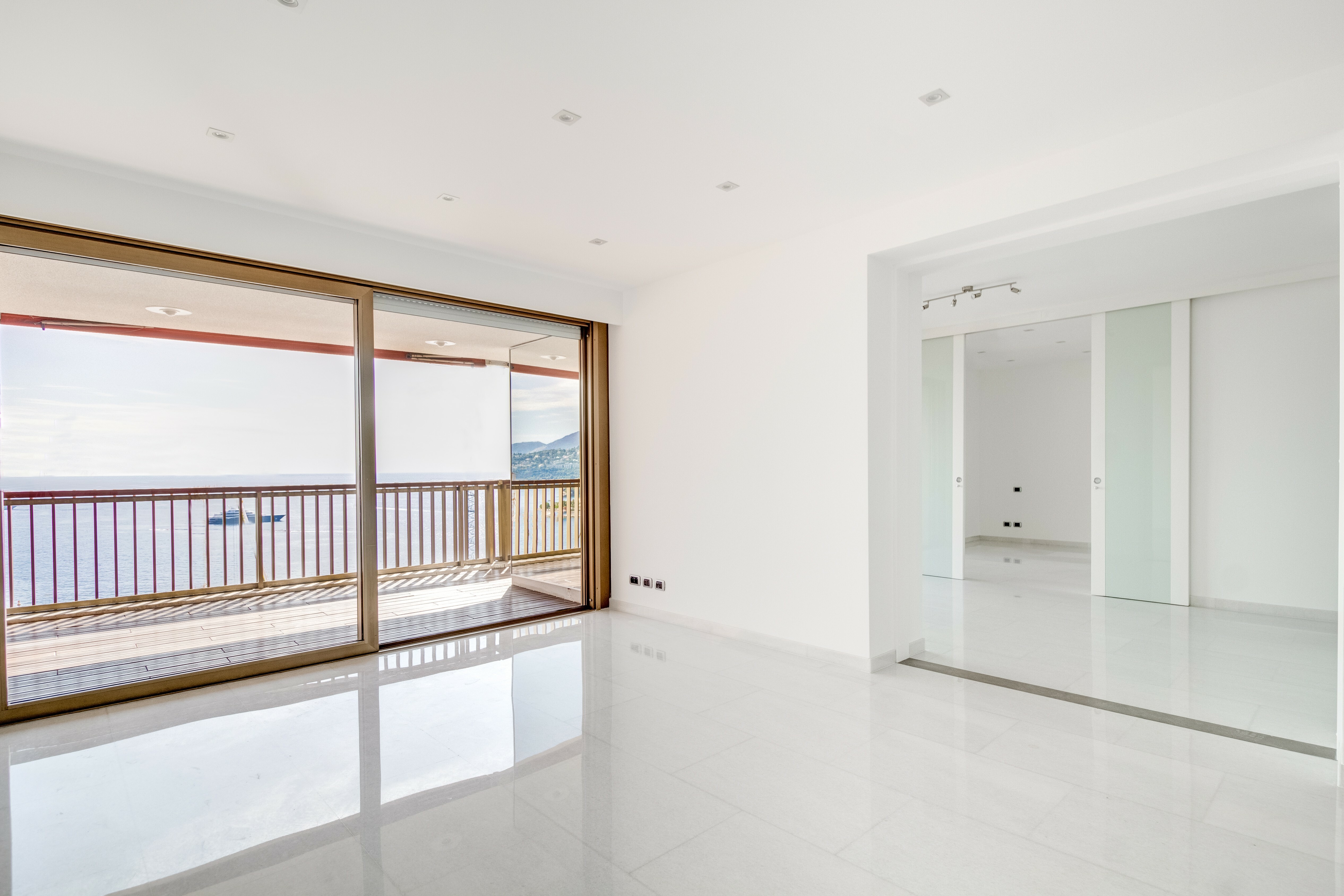 MIRABEAU : Rare appartement de 3 chambres à coucher et belle vue mer