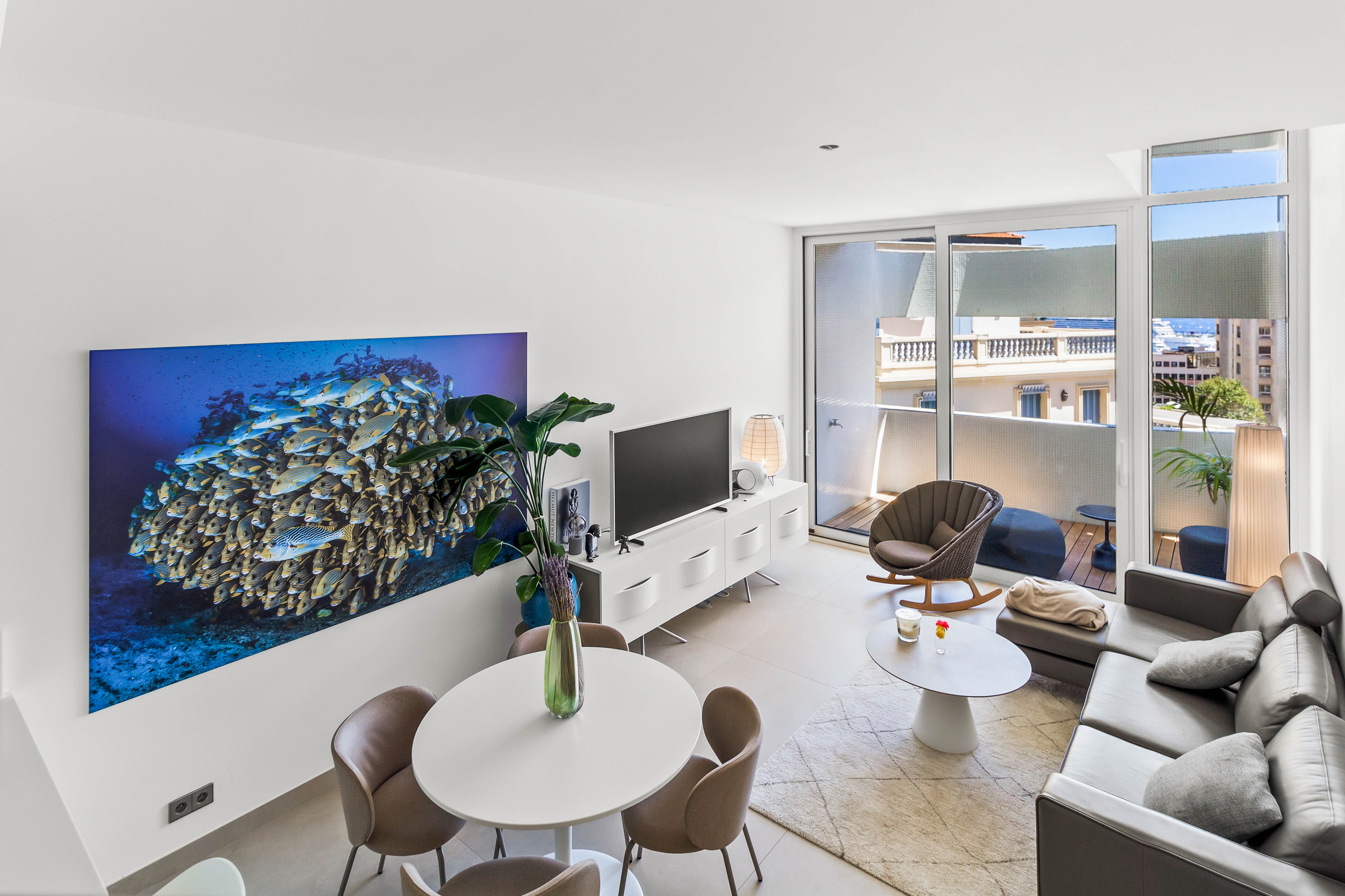 Stella: 2 Pièces avec Parking et Vue sur le Port Hercule dans Immeuble Récent