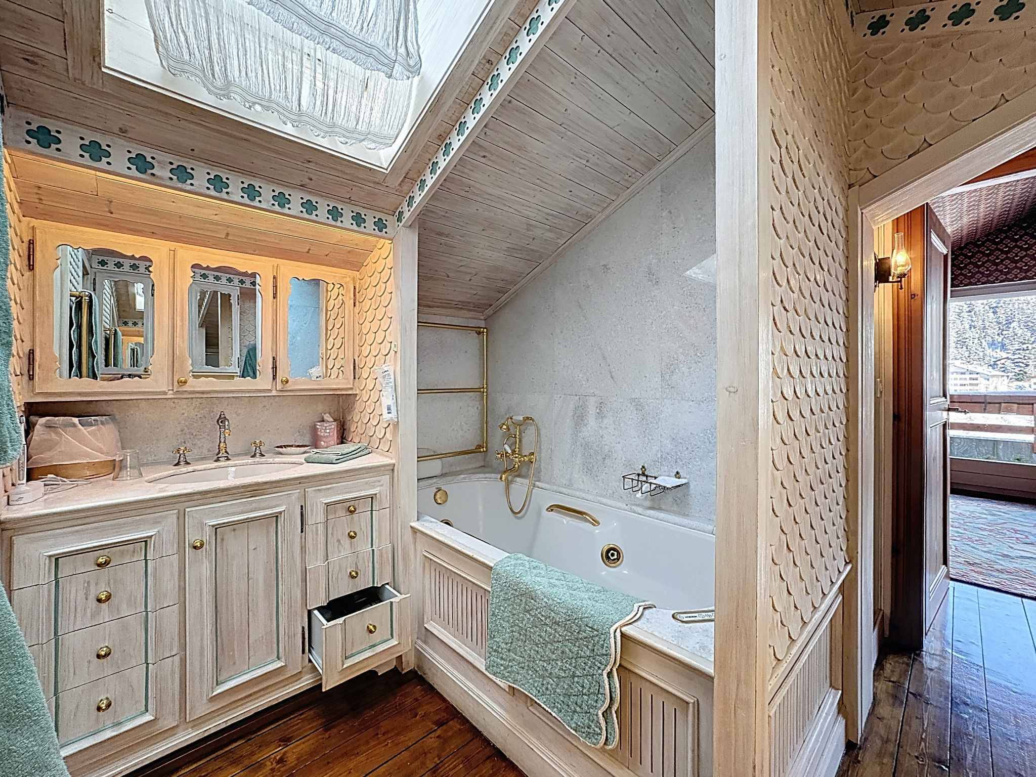Appartement de 6.5 pièces en attique face au golf avec superbe vue + studio
