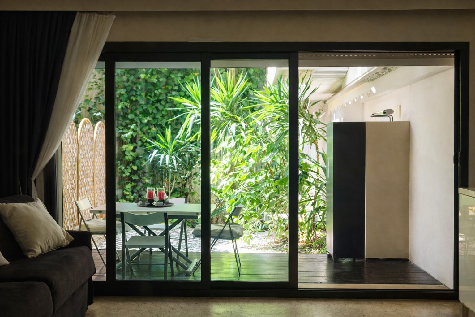 JARDIN EXOTIQUE : studio en location avec jardin privatif
