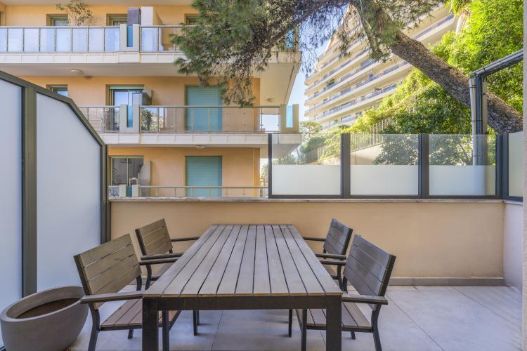 BETTINA: moderne studio rénové avec terrasse en location