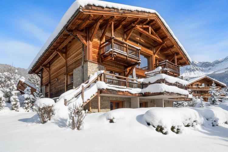 Un chalet Bayrou à vendre dans la région de Villars-sur-Ollon - L'art de la construction alpine de Megève à Crans-Montana