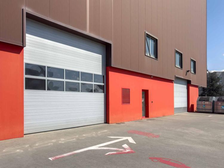 Dépôt Logistique -aménagé de racks - accès quais de Déchargement