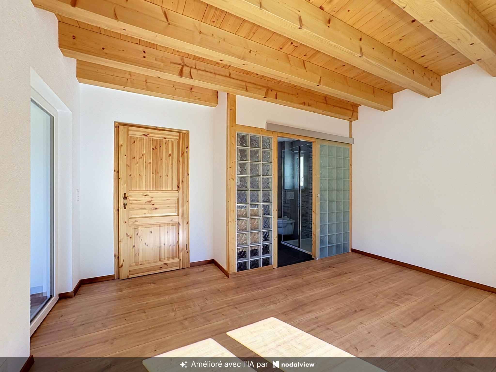 CHALET DE 15,5 PIÈCES
COMPOSÉ DE TROIS APPARTEMENTS INDÉPENDANTS