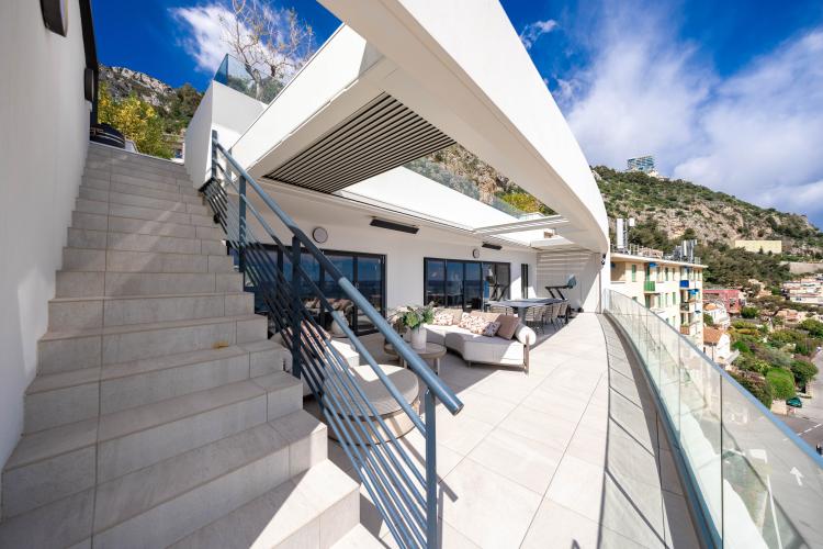 PENTHOUSE RENOVE PROCHE DE MONACO AVEC VUE MER SUR