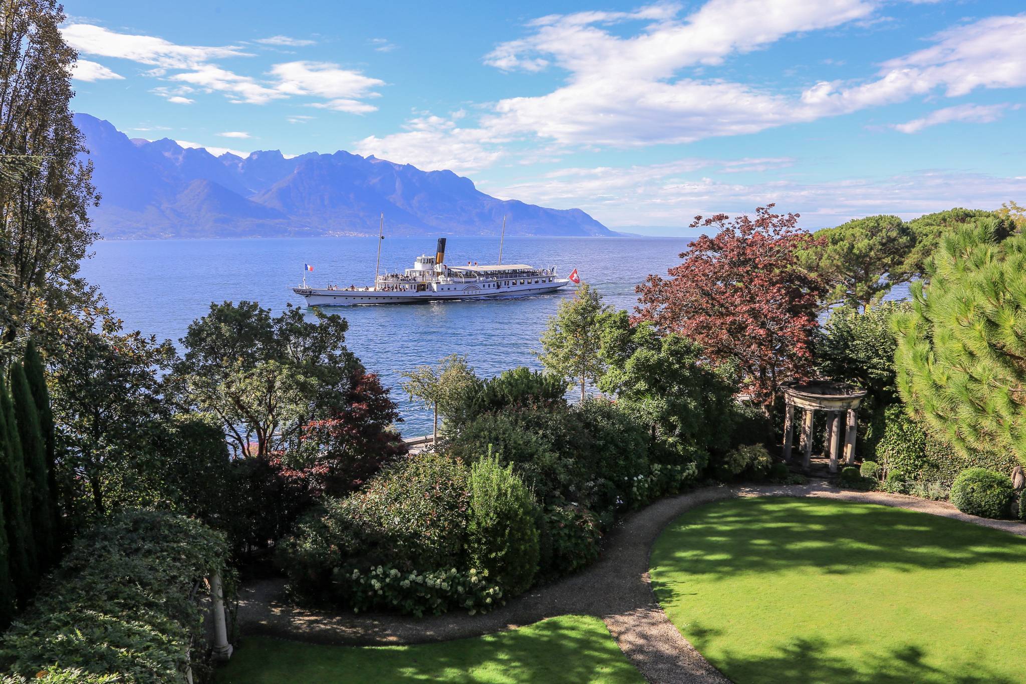 Perle architecturale au bord du lac