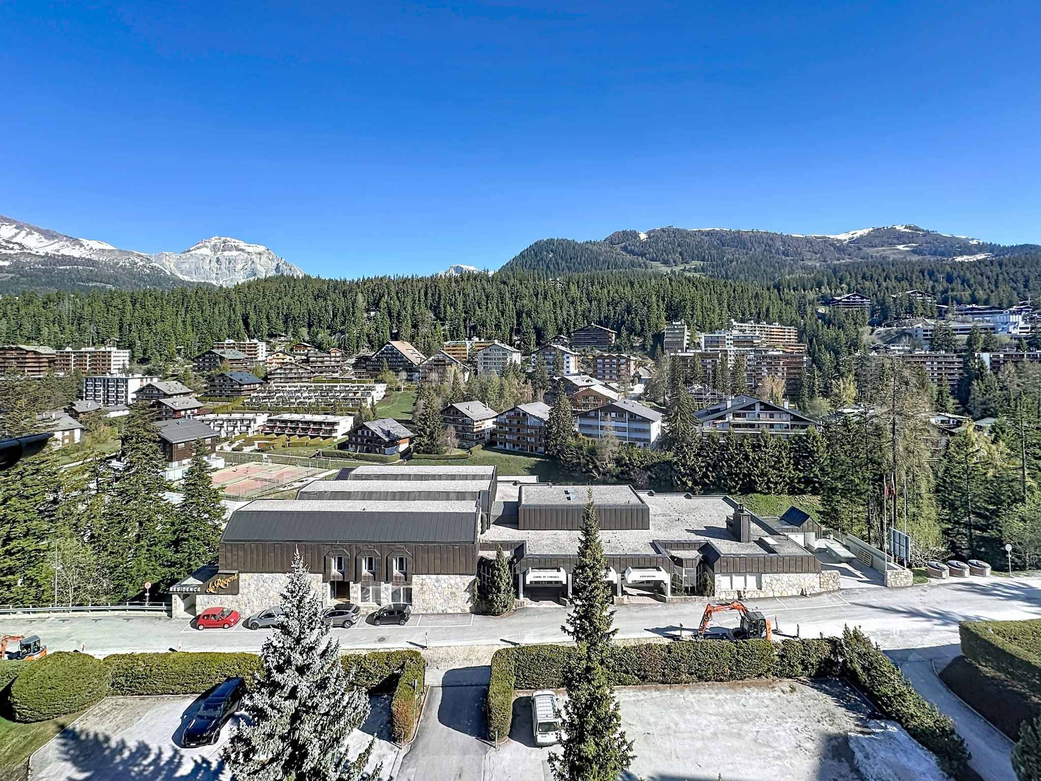 Appartement de 6.5 pièces en attique face au golf avec superbe vue + studio