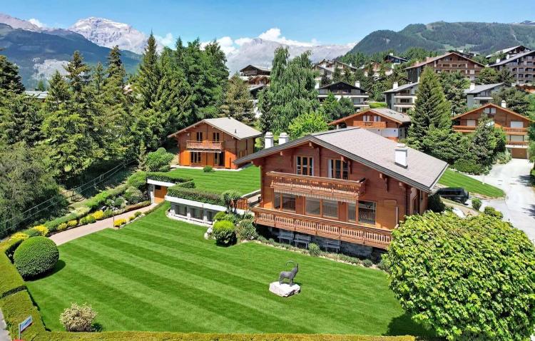 Domaine avec 2 chalets individuels reliés par les sous-sols