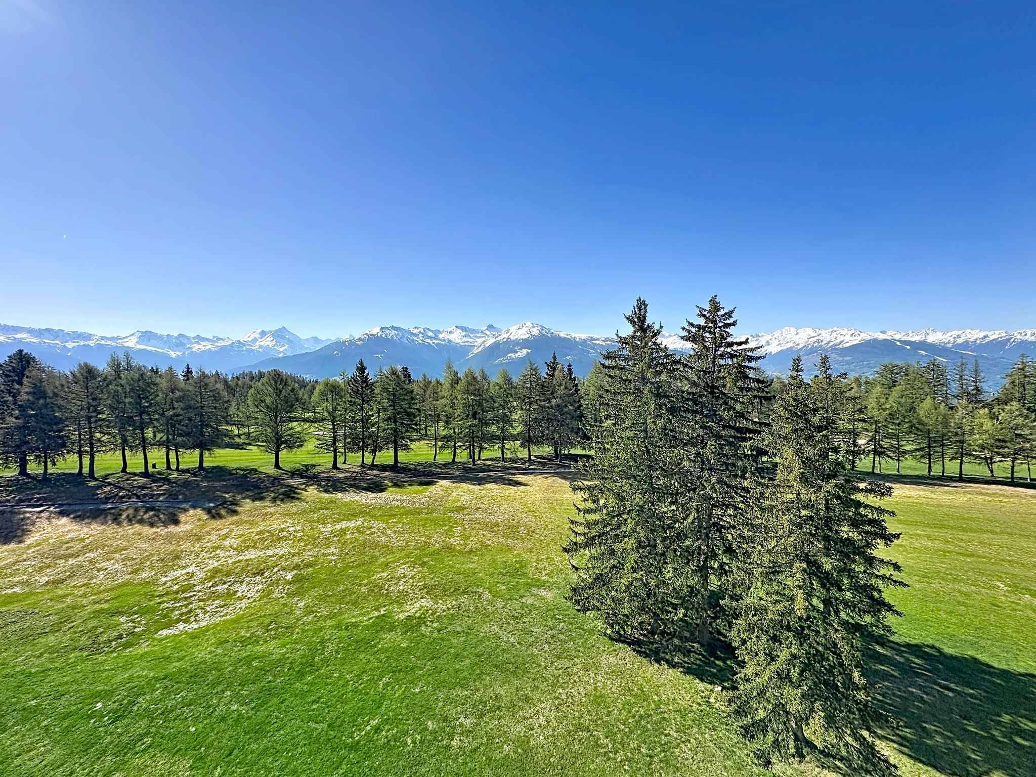 Appartement de 6.5 pièces en attique face au golf avec superbe vue + studio