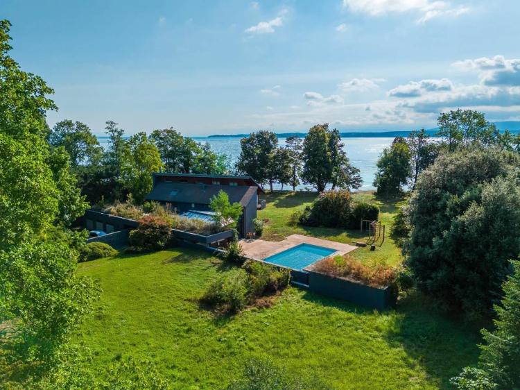 Propriété Exceptionnelle En Bord De Lac à Crans, Dans Le Canton De Vaud.