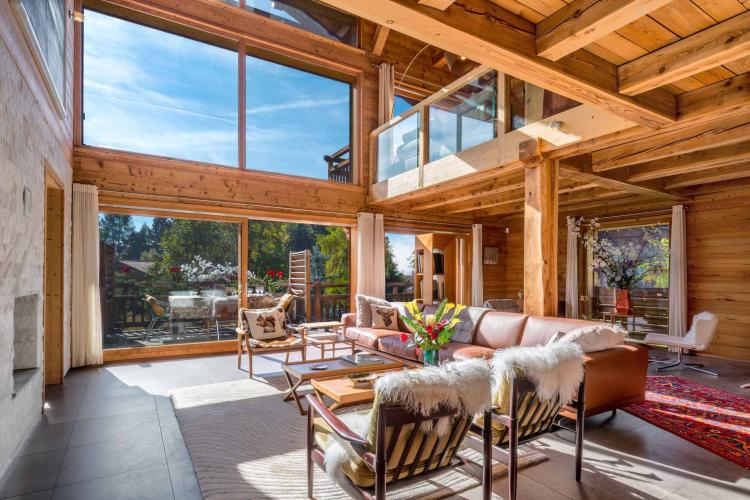 Un chalet Bayrou à vendre dans la région de Villars-sur-Ollon - L'art de la construction alpine de Megève à Crans-Montana
