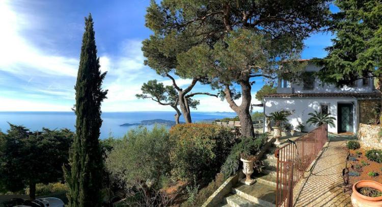 VILLA BELLEVUE SURPLOMBANT LA MER