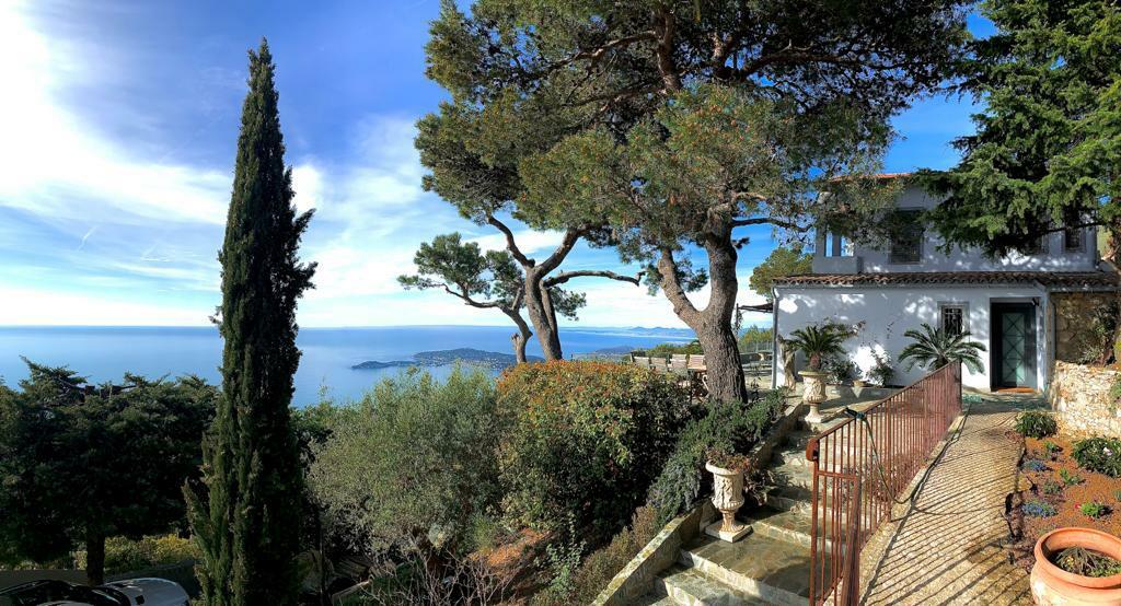 VILLA BELLEVUE SURPLOMBANT LA MER