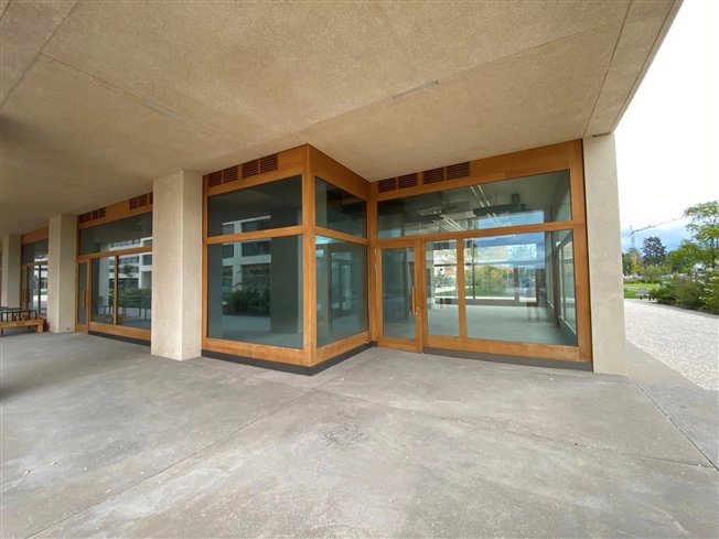 Schöner Gehweg mit Terrasse