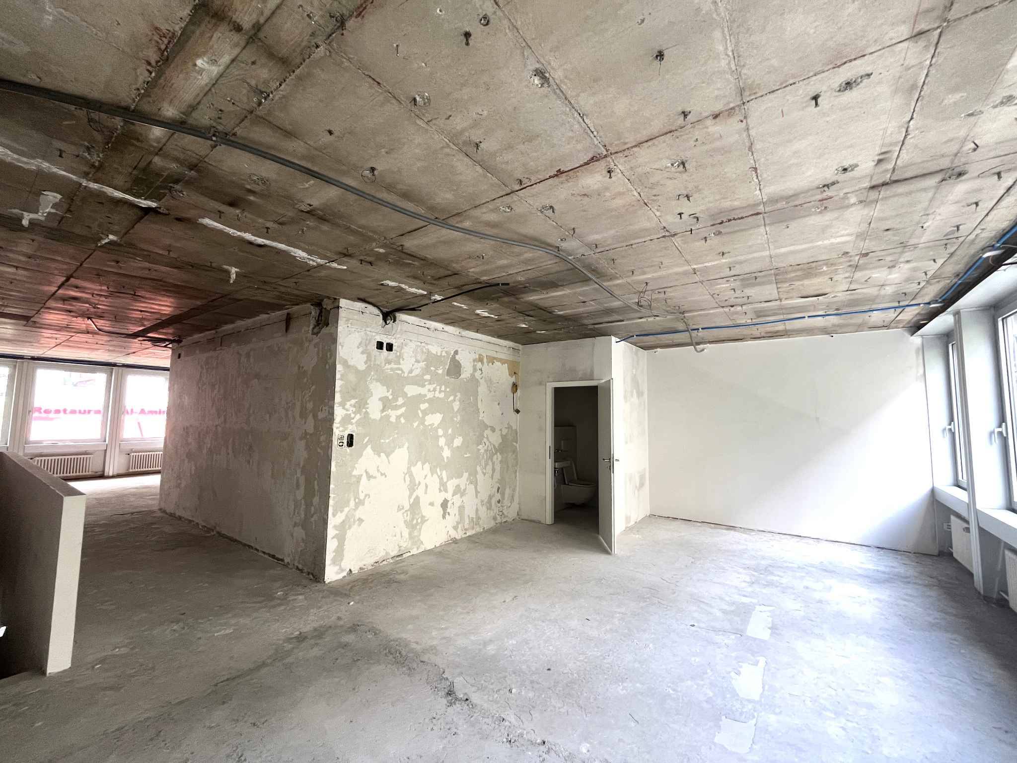 Emplacement stratégique : arcade de 100m² en plein cœur d’une zone passante