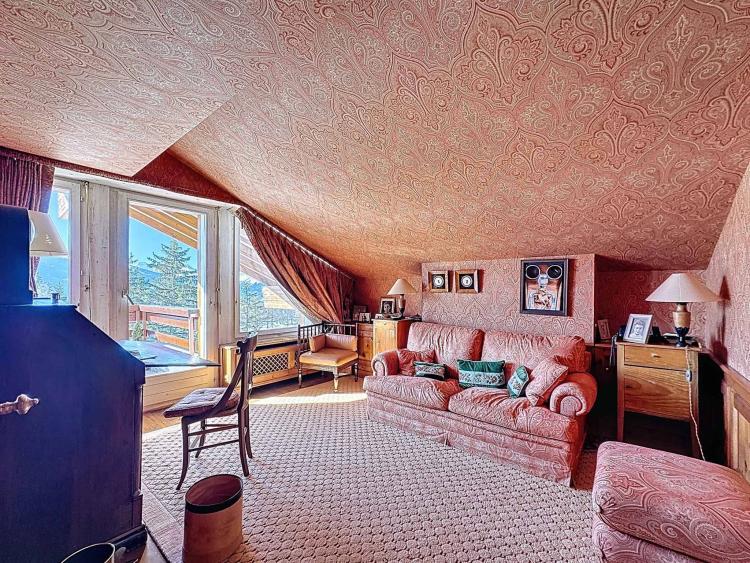 Appartement de 6.5 pièces en attique face au golf avec superbe vue + studio
