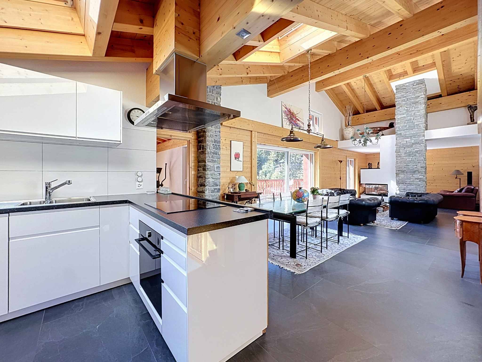 CHALET DE 15,5 PIÈCES
COMPOSÉ DE TROIS APPARTEMENTS INDÉPENDANTS