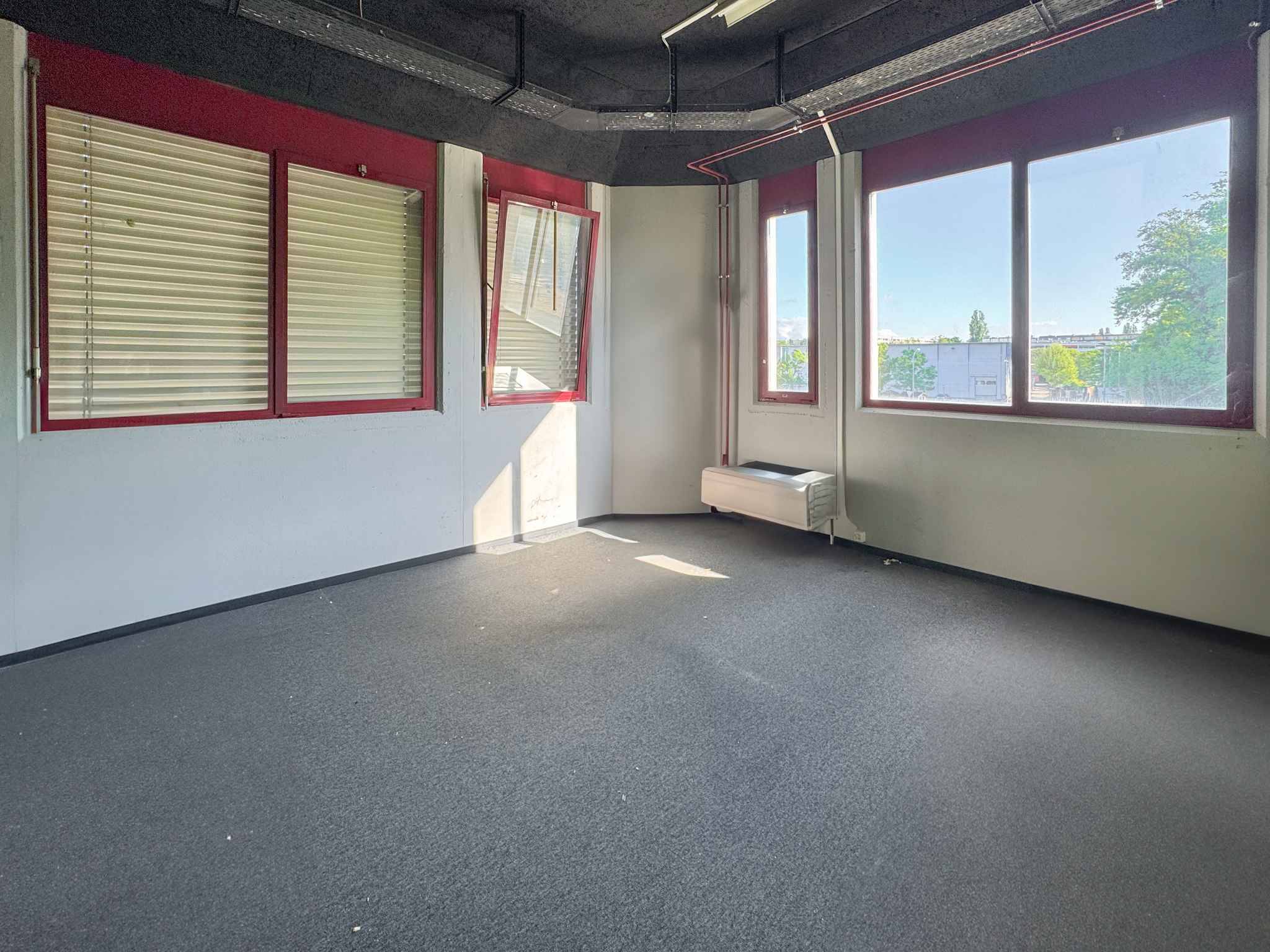 Atelier lumineux de 365 m² à Meyrin