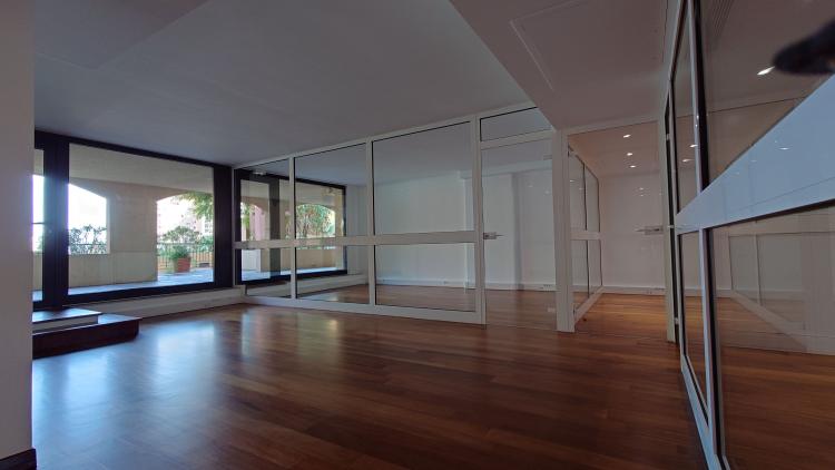 Bureau avec vitrine donnant une rue piétonne