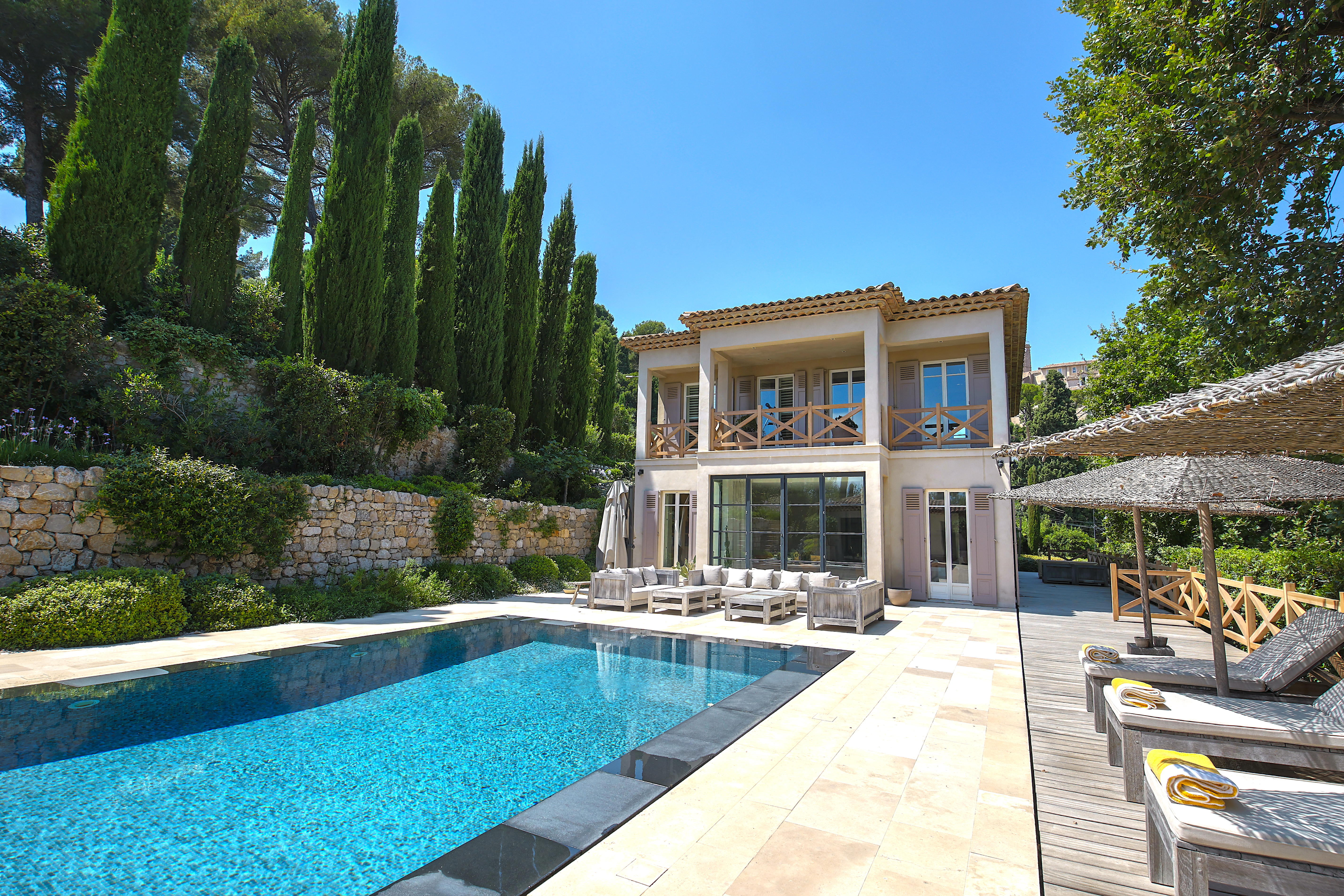 MOUGINS - BAISSE DE PRIX - VILLA DE LUXE EN EXCLUSIVITÉ - 599m2 - TERRAIN 3 100 M2