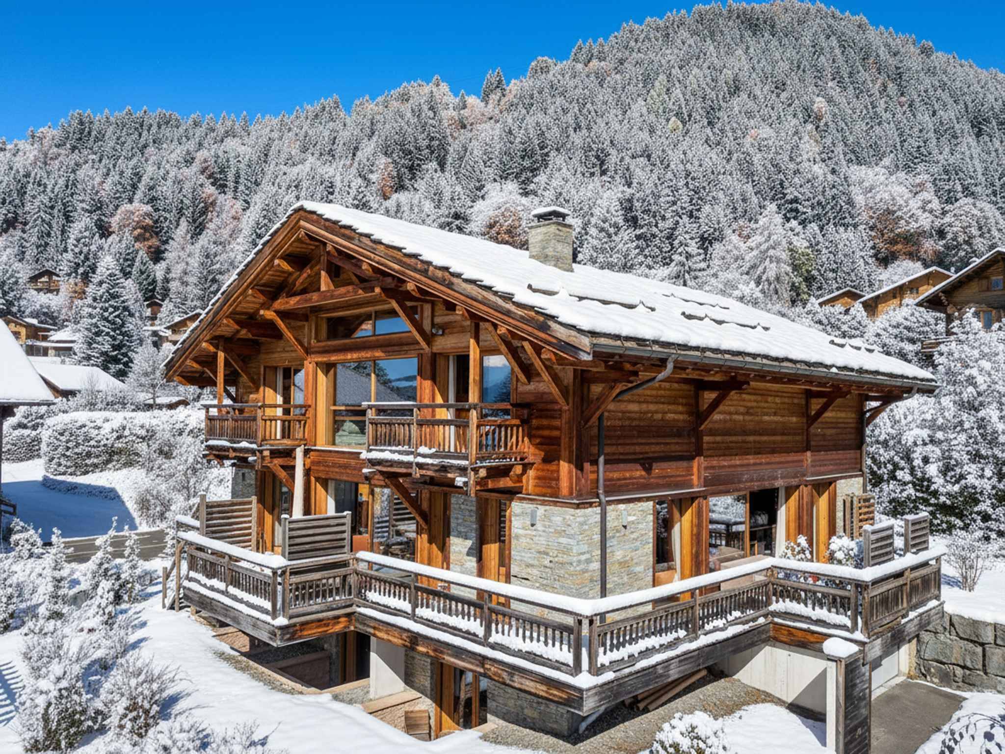 Un chalet Bayrou à vendre dans la région de Villars-sur-Ollon - L'art de la construction alpine de Megève à Crans-Montana