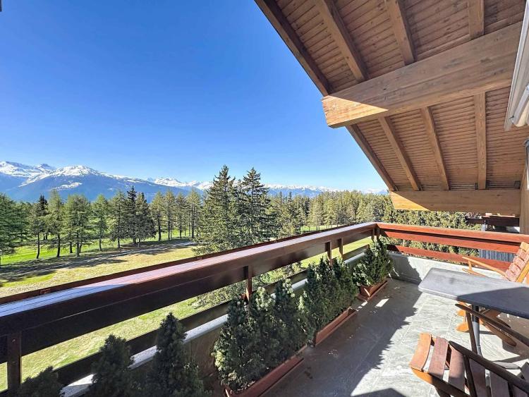 Appartement de 6.5 pièces en attique face au golf avec superbe vue + studio