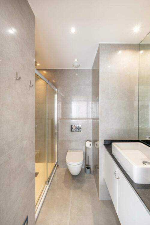 Appartement rénové dans un immeuble moderne au cœur de la Condamine