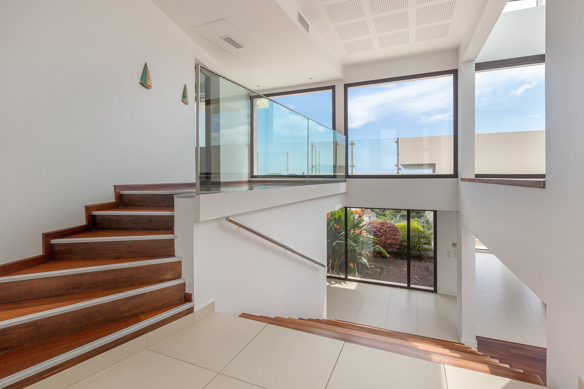 Villa moderne avec vue panoramique sur la mer dans domaine privé à Antibes