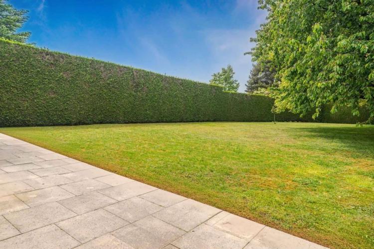 Villa familiale avec vue sur le lac, piscine intérieure et grand jardin