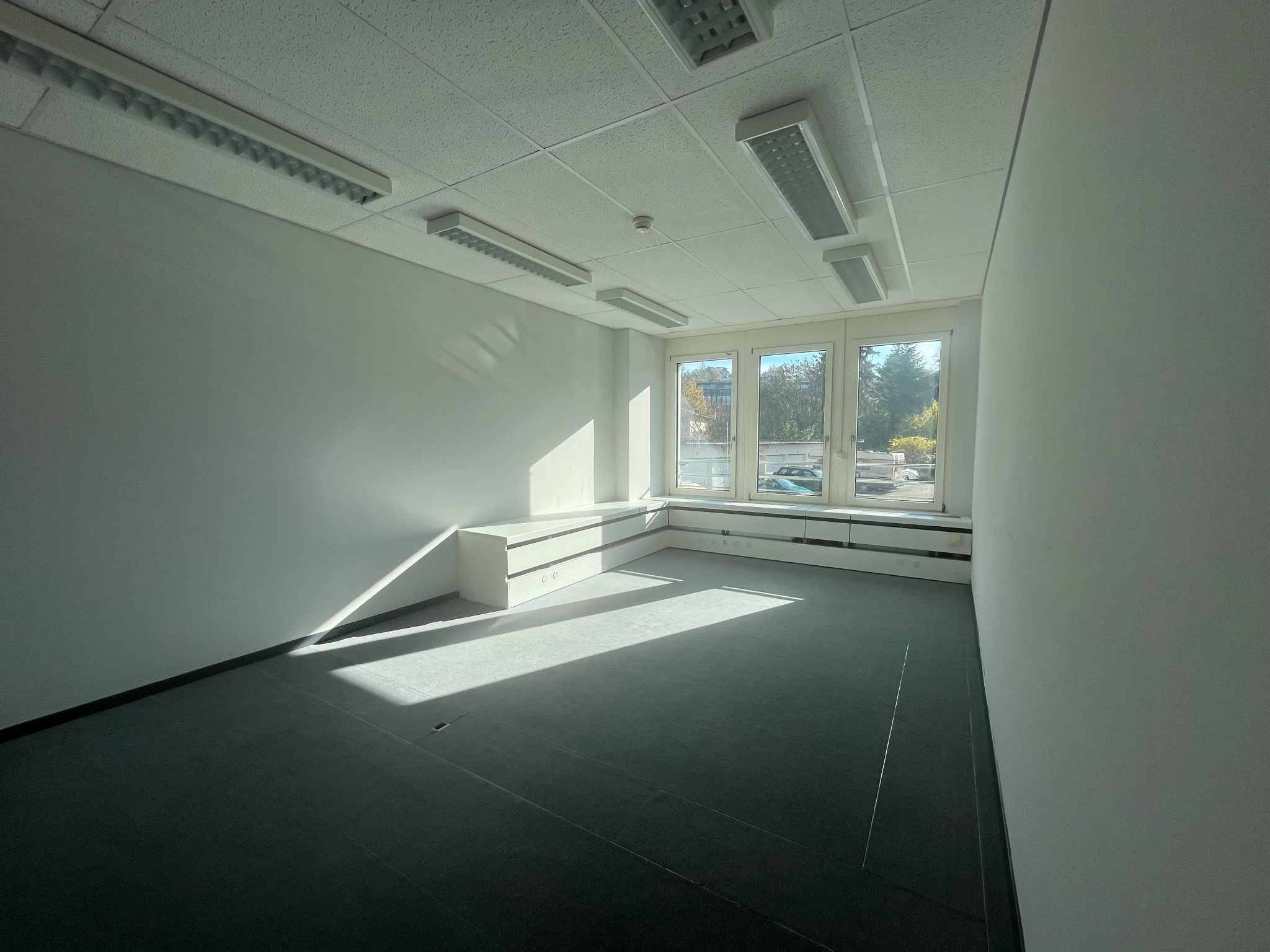 Bureaux 480m2 lumineux à proximité de l'aéroport et de la Place des Nations 
