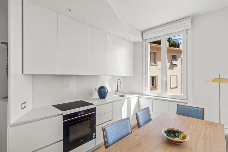 Appartement rénové de deux pièces avec une vue jusqu’à la mer