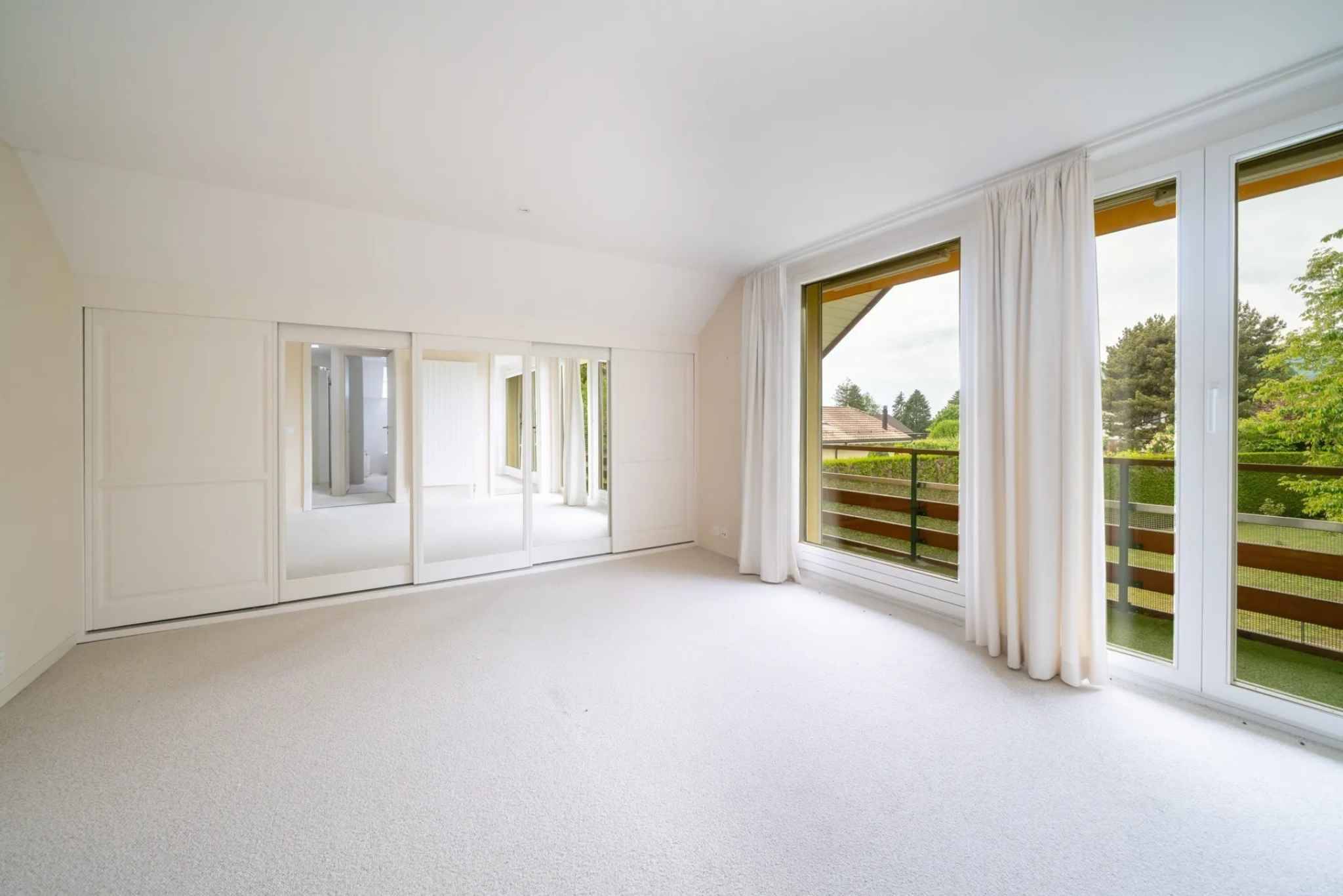 Villa familiale avec vue sur le lac, piscine intérieure et grand jardin