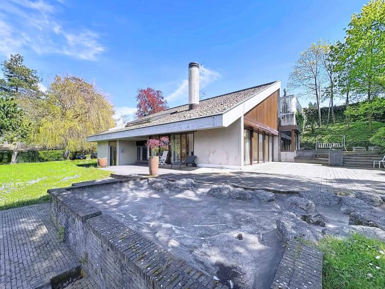 Villa d'architecte avec belle vue et accès privatif au lac