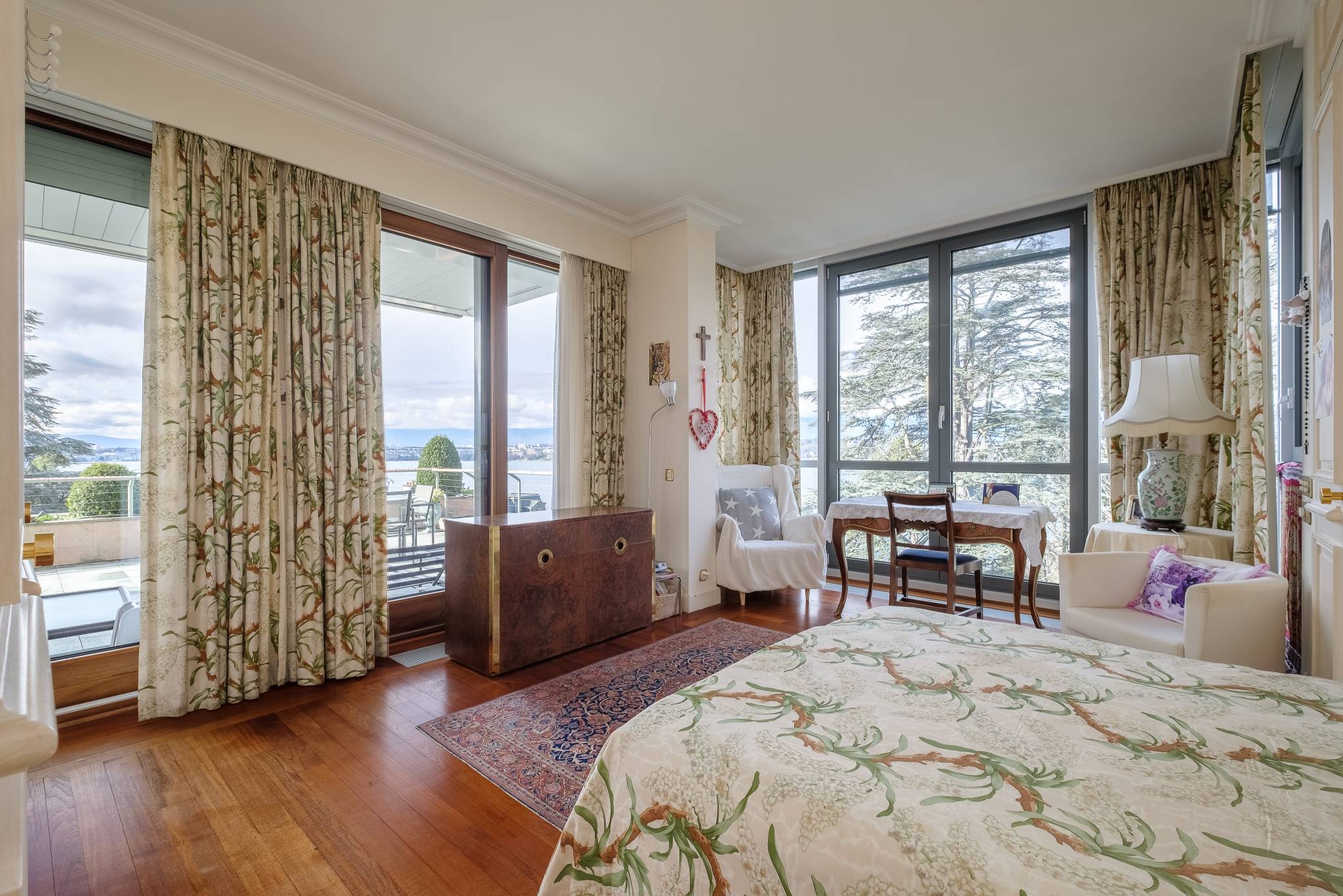 Magnifique appartement avec terrasse surplombant le lac