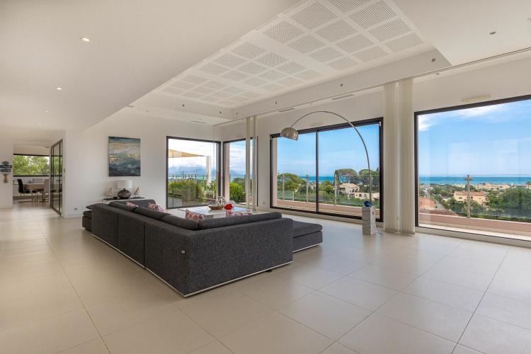 Villa moderne avec vue panoramique sur la mer dans domaine privé à Antibes