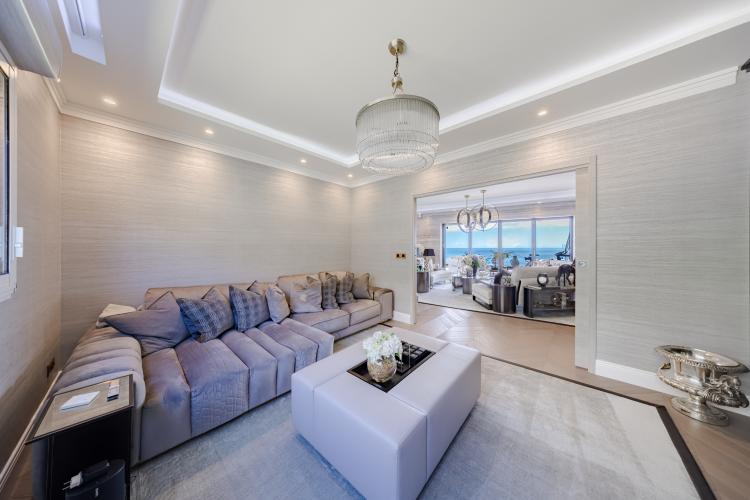 PENTHOUSE RENOVE PROCHE DE MONACO AVEC VUE MER SUR