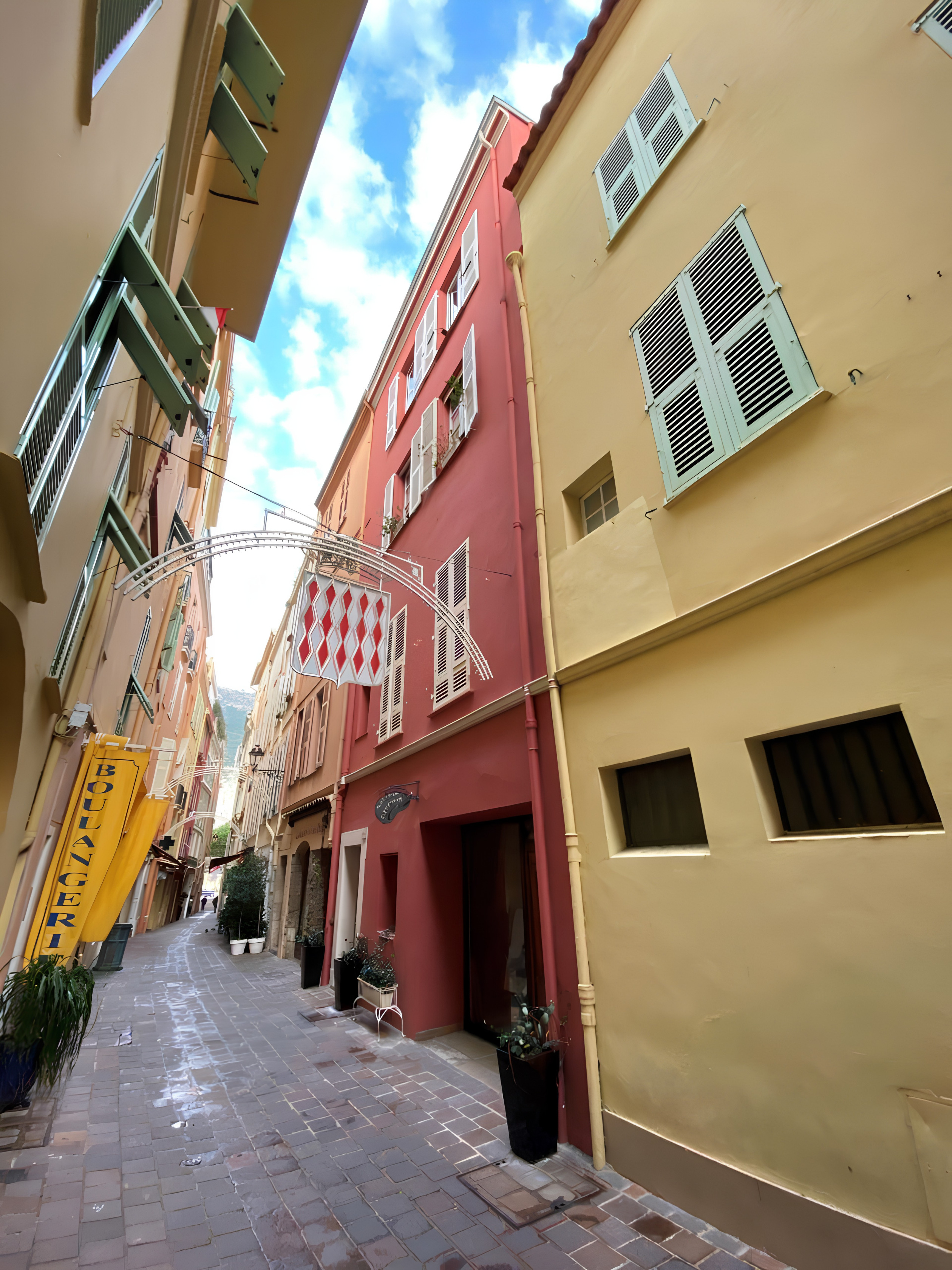 Monaco Ville: Duplex de caractère avec vues panoramiques sur Port Hercule et la mer