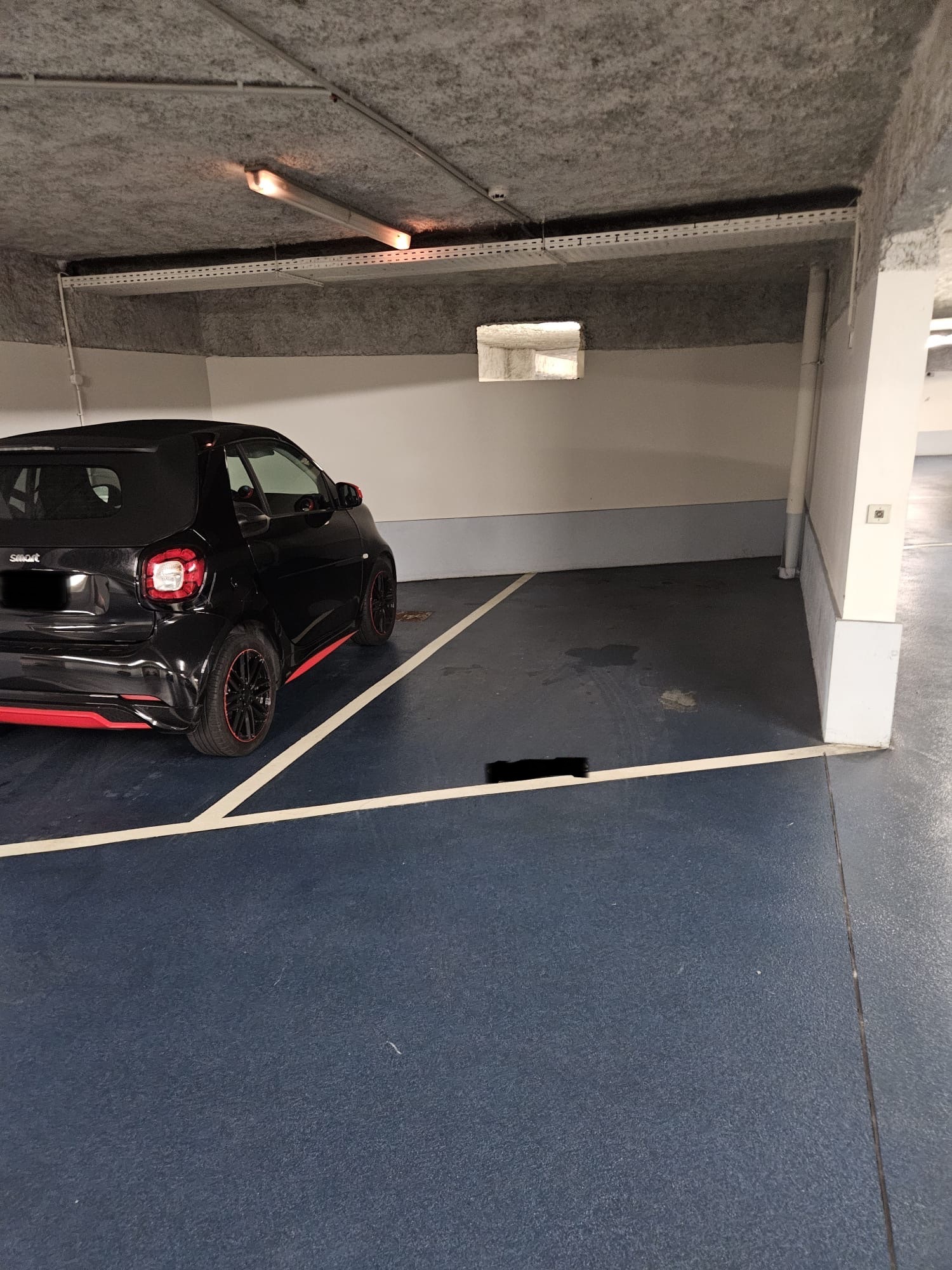 GRANDE PLACE DE PARKING DANS LE CENTRE