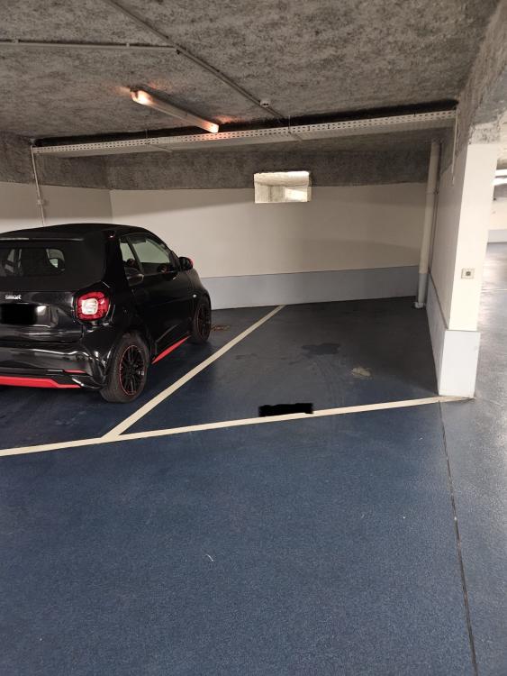GRANDE PLACE DE PARKING DANS LE CENTRE