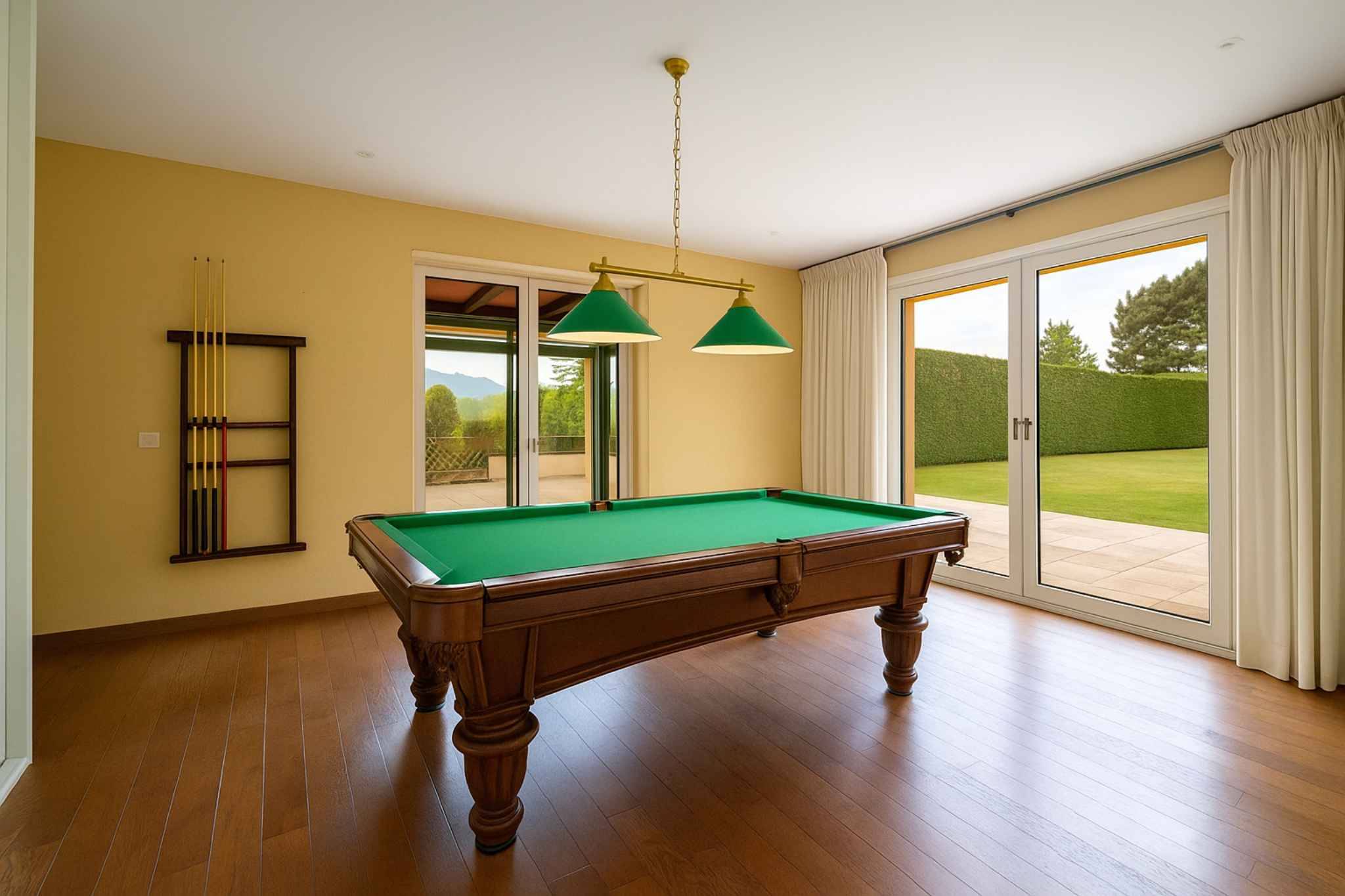 Villa familiale avec vue sur le lac, piscine intérieure et grand jardin