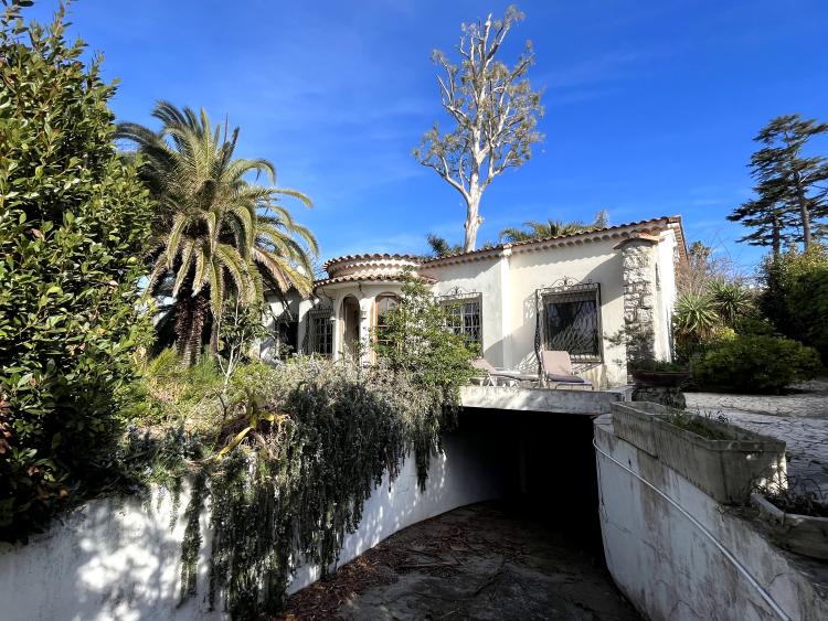 CAP D'ANTIBES - PREMIERE LIGNE - BAISSE DE PRIX - VILLA DANS DOMAINE SECURISÉ DU CAP