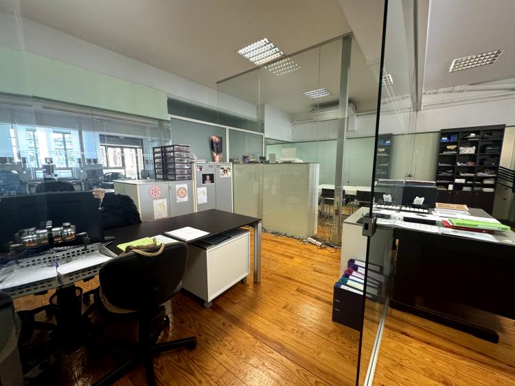 BUREAU CLOISONNÉ AVEC GRANDE LUMINOSITÉ