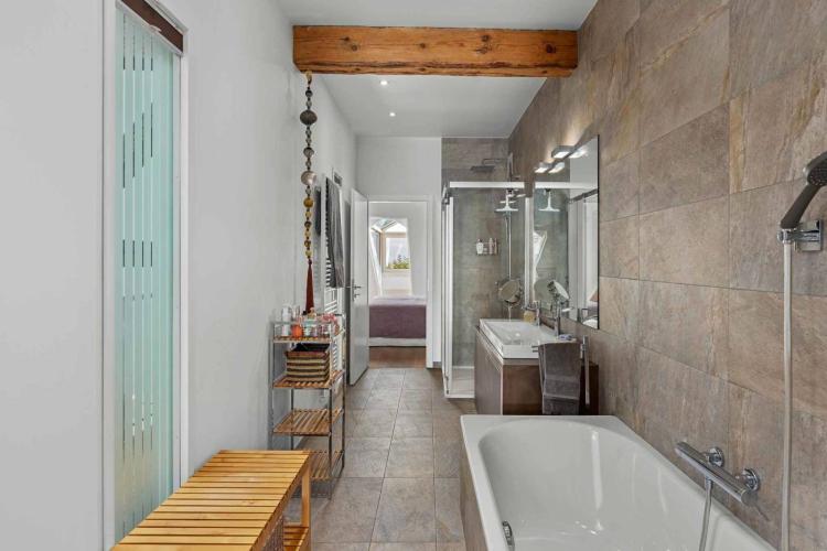 Propriété au confort contemporain – 4 suites, luxe et histoire