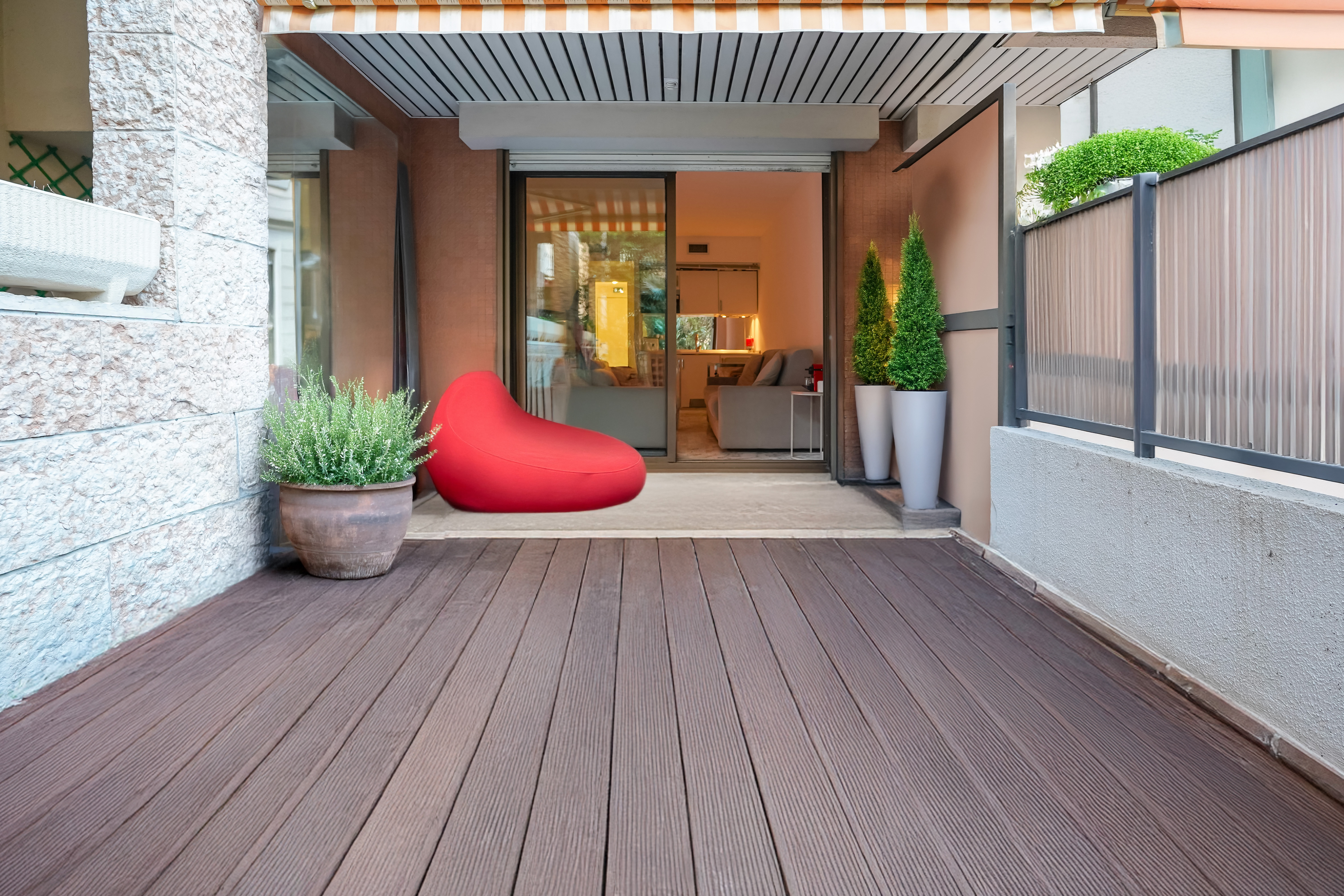 CARRE D'OR - STUDIO REZ-DE-JARDIN AVEC TERRASSE - CALME
