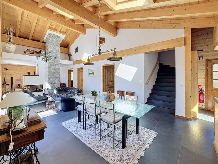 CHALET DE 15,5 PIÈCES
COMPOSÉ DE TROIS APPARTEMENTS INDÉPENDANTS