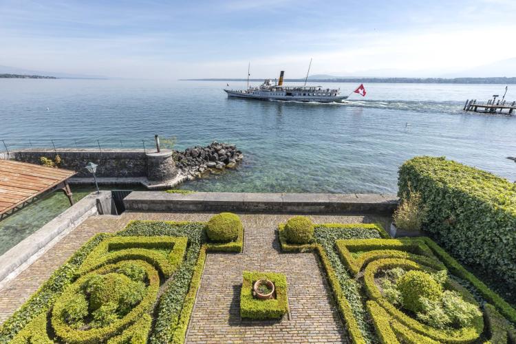 Magnifique maison de maître pieds dans l'eau avec dépendance et port privé
