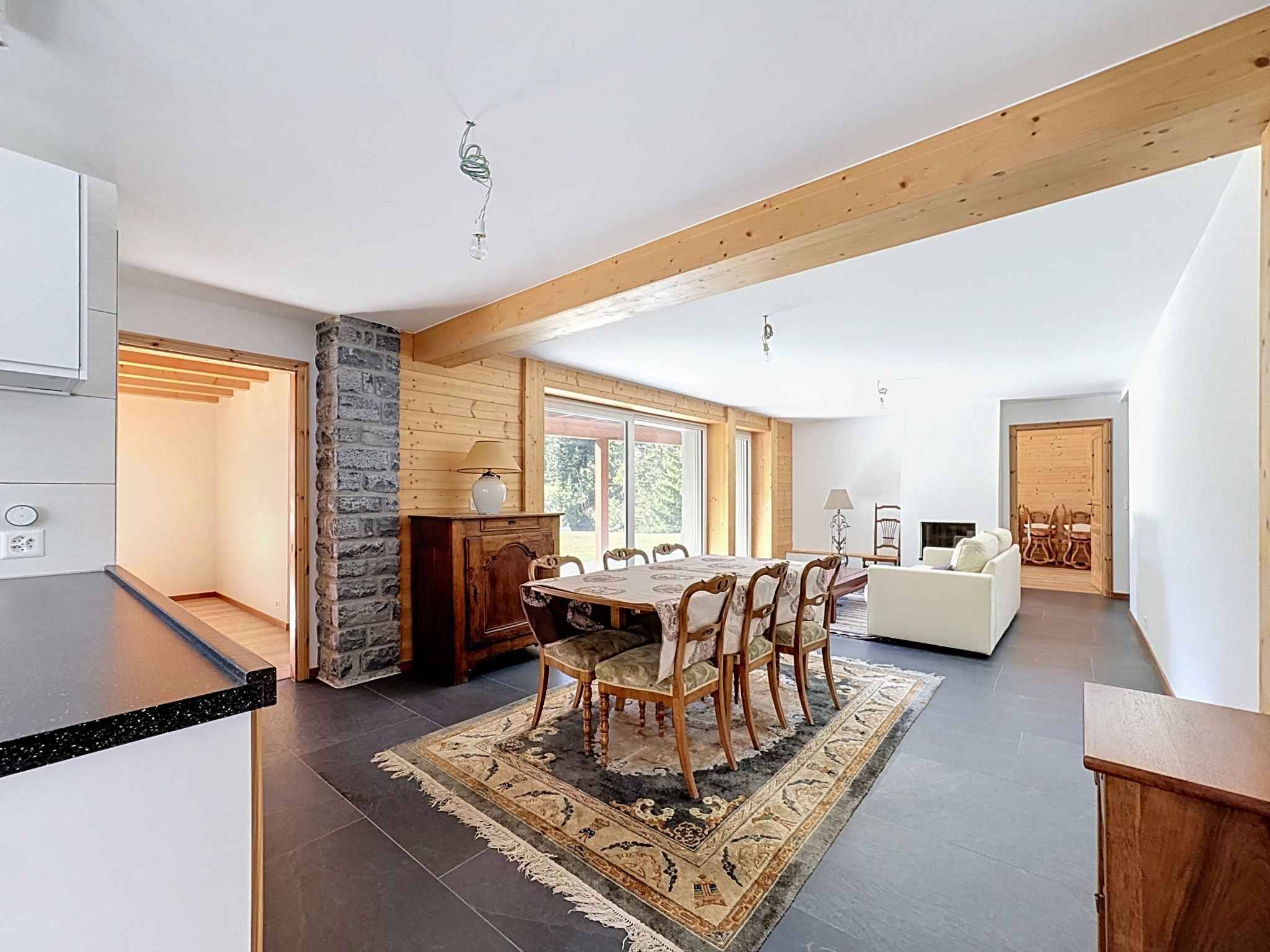 CHALET DE 15,5 PIÈCES
COMPOSÉ DE TROIS APPARTEMENTS INDÉPENDANTS