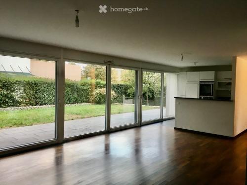 Lumineuse villa contemporaine avec jardin clôturé