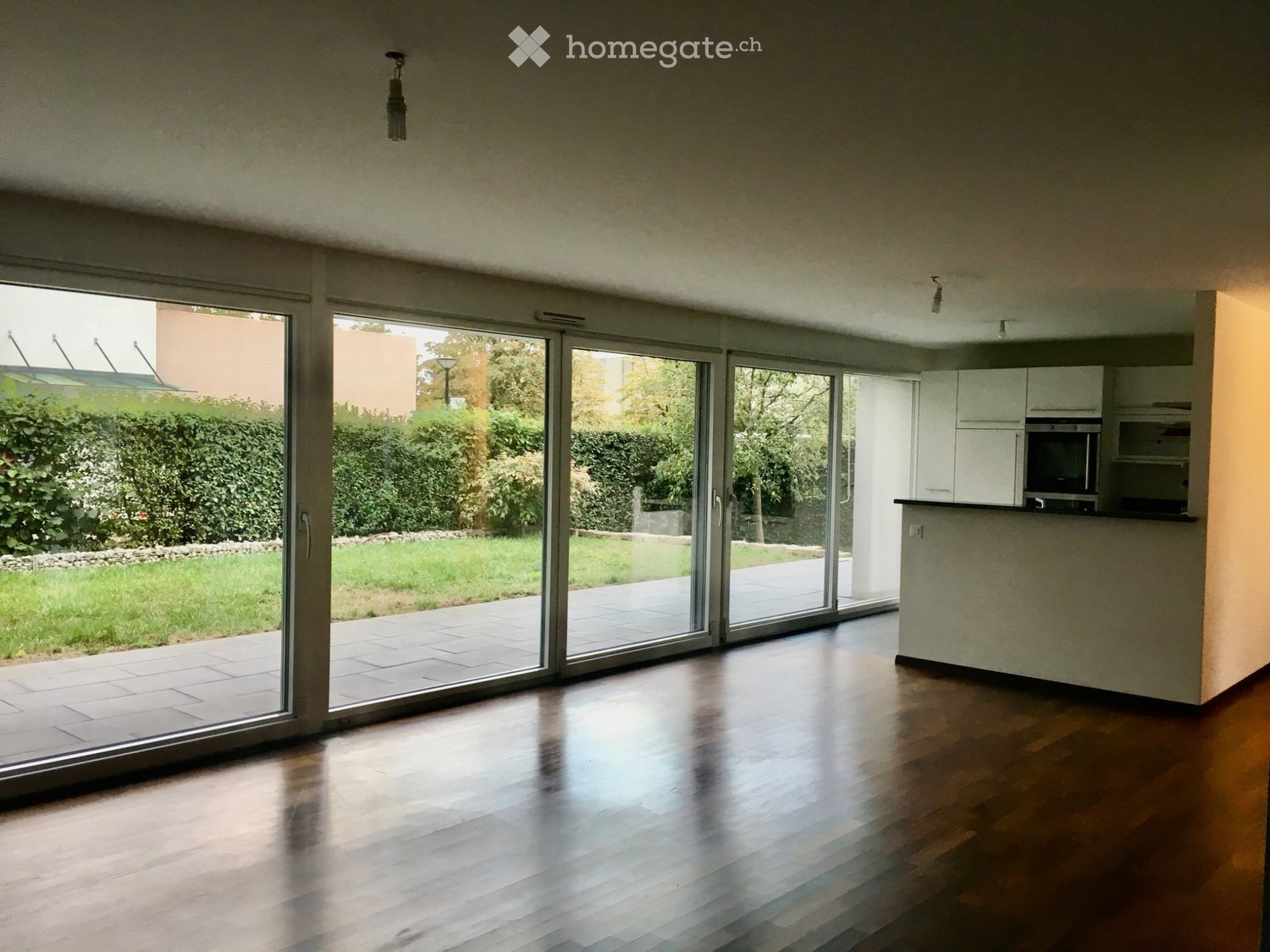 Lumineuse villa contemporaine avec jardin clôturé